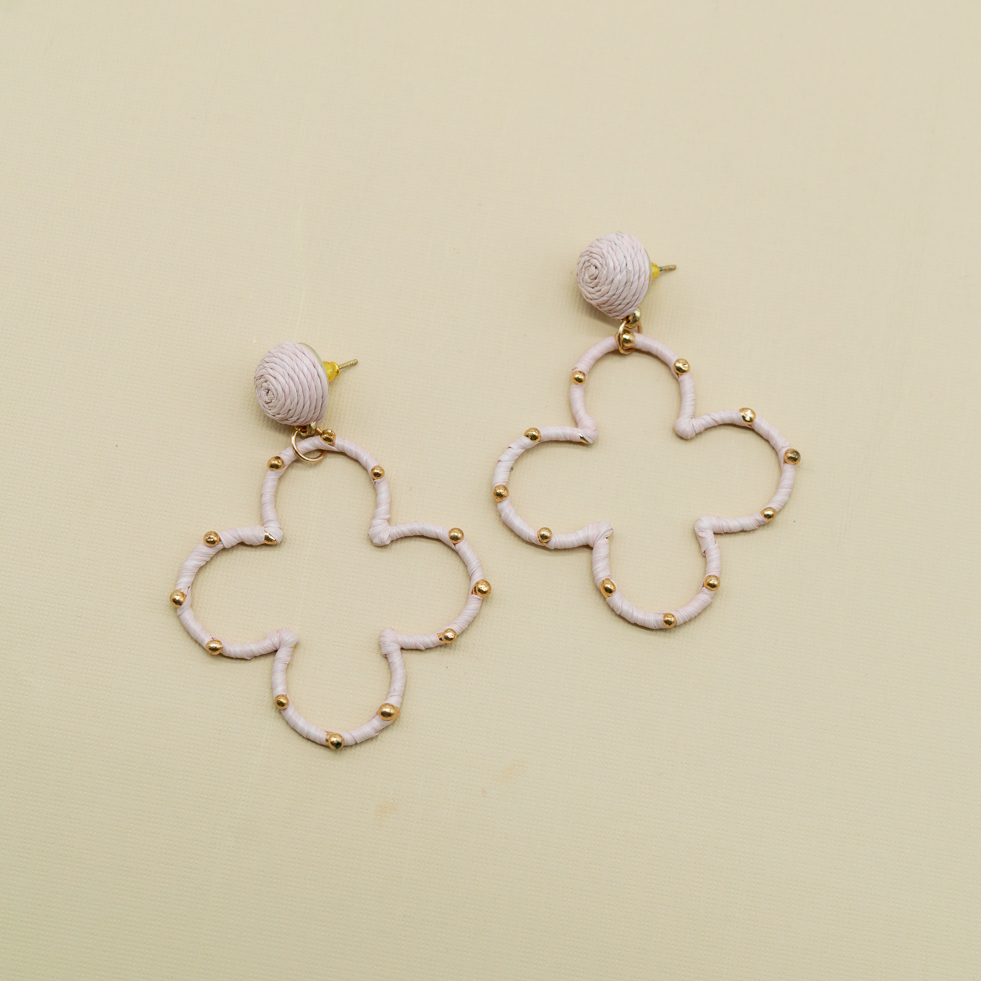 light pink raffia clover-shaped earrings